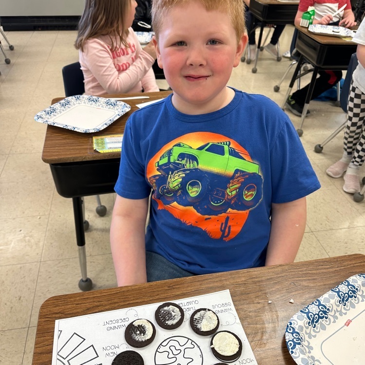 1st graders in Pembina made all the phases of the moon with Oreos! 